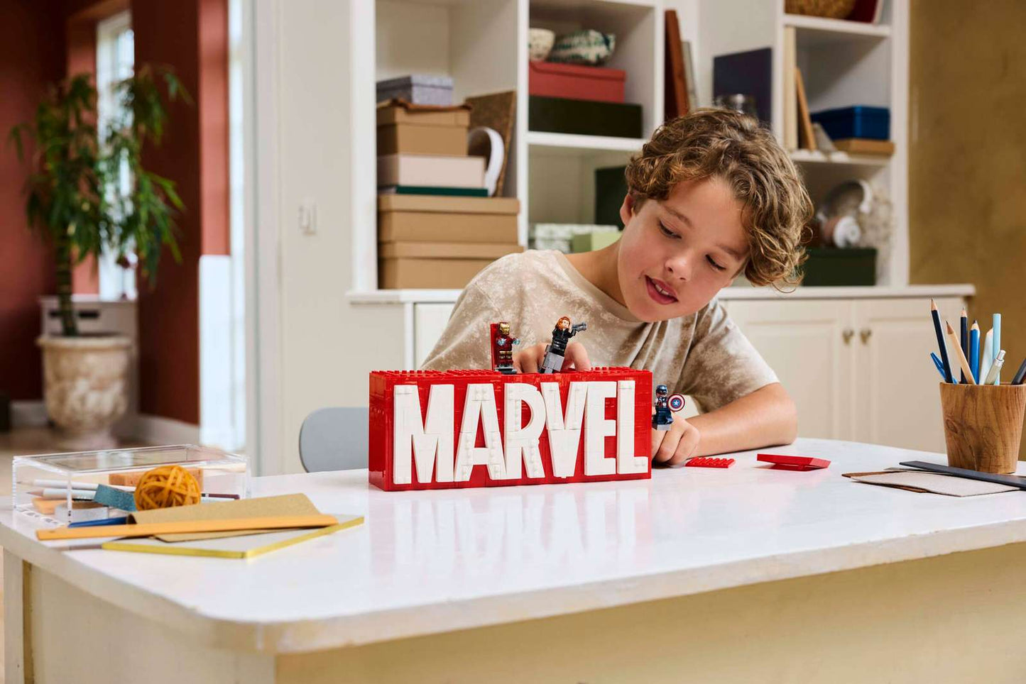 MARVEL Logo & Minifigures